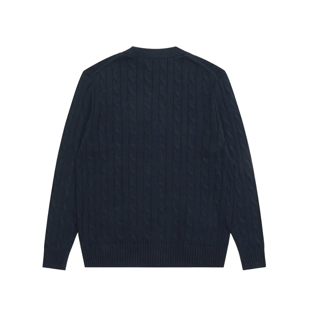 P270 Top quality" Style number: DS013# [Ralph Lauren V-neck solid color pony embroidered logo twist knitted cardigan] ✅Ralph Lauren classic basic versatile all-season couple knitted cardigan jacket ✅Main supplier platform live broadcast Wholesale entities will be replenished if out of stock, will not be removed from the shelves ✅ZP quality 1:1 version Scan the code to enter the GF website Counter quality ✅Detailed quality The only one in Guangzhou Imported quality cotton yarn, focusing on high-end Needless to say, cost-effective and good quality. ✅The version is restored to the original size. The maximum size can be worn up to 200 pounds. Loose, comfortable and stress-free. ✅The upper body is simple and easy to match. A must-have for ootd. Good-looking clothes are never picky. A must-have for men and women with the same style. Recommended for couples. Size: S-XL. Color: black, navy, off-white, gray, light blue, khaki.